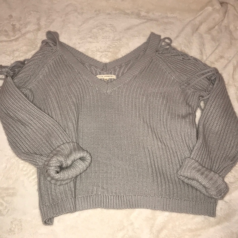 V-neck shoulder lace up sweater